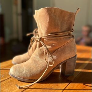 Tom’s size 8 suede boots
